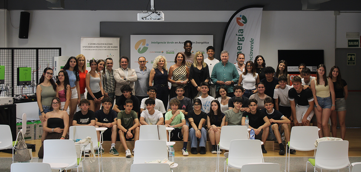 Alumnos, docentes, representantes institucionales y organizadores posan junto a la galardonada del I Premio Educativo Ciudadenergía #inteligenciaverde