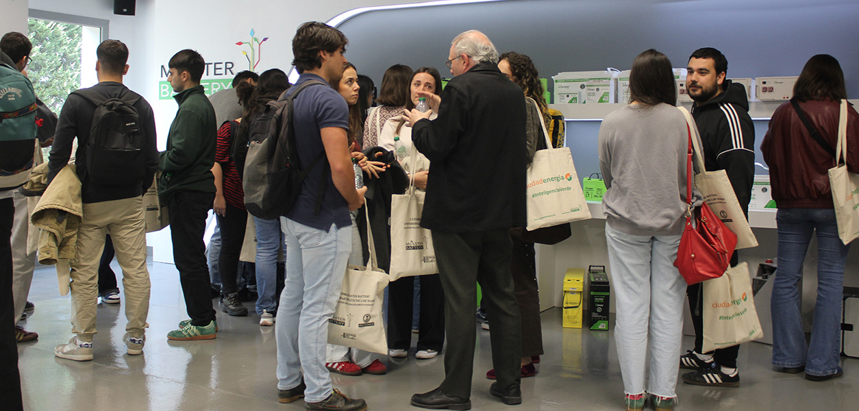 El alumnado del MUIE en el showroom de Master Battery