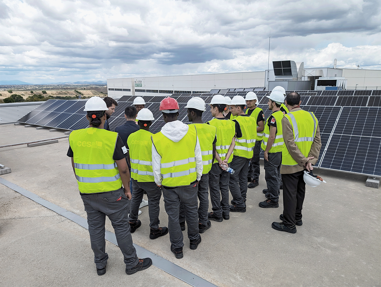 Estudiantes del Curso de Operaciones Básicas en Montaje y Mantenimiento de Instalaciones Solares Fotovoltaicas, ONG CESAL, conocen Master Battery y Ciudadenergía