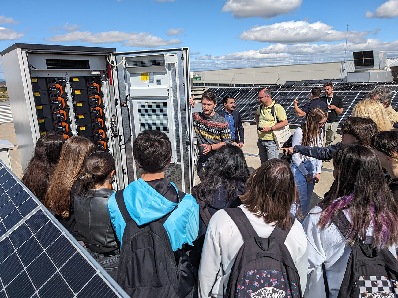 El alumnado del IES Pedro Duque de Leganés (Madrid) y una representación de alumnas y profesoras de la Oberschule Westercelle de Celle (Alemania) visitan Ciudadenergía y Master Battery