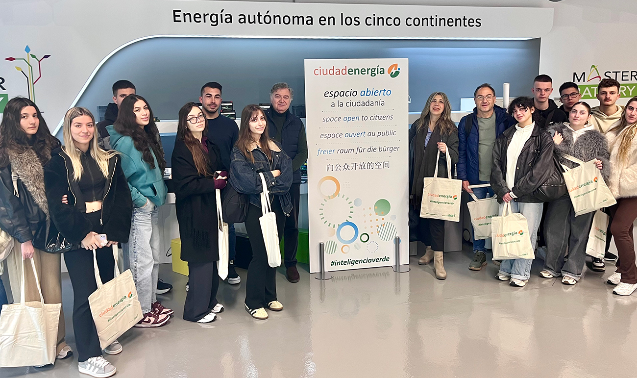 Ciudadenergía y Master Battery reciben al alumnado del EPAL Konitsas (Grecia) en una visita sobre energía sostenible y economía circular en el marco del programa Erasmus+