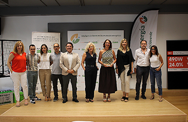 Berta Molina acompañada de sus compañeros del IES Nebrija de Móstoles. De izquierda a derecha, Lola Fernández (jefa de estudios), David Clara, Sonia Ballesteros, Guillermo Jiménez, Juan Carlos Hernández (Master Battery), Chelo Moreno (directora IES Nebrija), Berta Molina, Cristina Molina (Ayto. Móstoles), Amancio Moreno (Subdirección General de Programas de Innovación y Formación del Profesorado, Consejería de Educación CAM) y María Calero