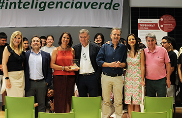 Juan Carlos Hernández con Cristina Molina, Ana Mate, Manuel Redondo, Berta Molina y el equipo de Ciudadenergia