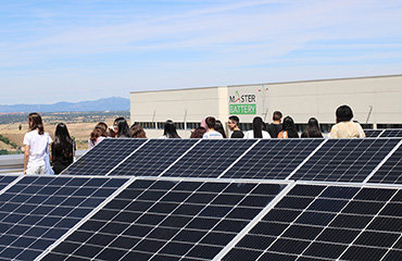 El alumnado ha visitado la cubierta de la sede corporativa con la instalación de las placas solares, sus anclajes y el armario de almacenamiento energético