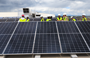 Alumnos del Curso recorren la cubierta fotovoltaica de Master Battery