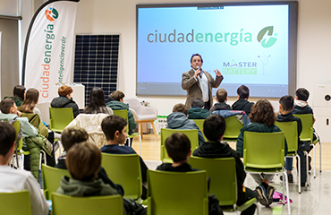 Alumnos del Colegio Hans Christian Andersen de Rivas-Vaciamadrid en la sala Ágora con Juan Carlos Hernández, CEO de Master Battery