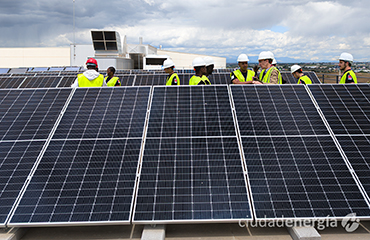 Alumnos del Curso de Operaciones Básicas en Montaje y Mantenimiento de Instalaciones Solares Fotovoltaicas, recorren la cubierta fotovoltaica de Master Battery