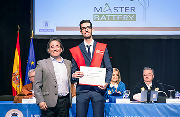 Juan Carlos Hernández entregando a Ibrahim Plasencia el Premio MASTER BATTERY