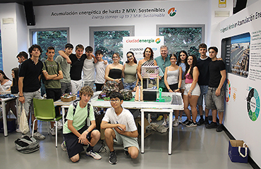 El grupo de alumnos que desarrolló la maqueta interactiva de Smart Cities