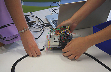 Diversos sistemas electrónicos desarrollados mediante sensores, microcontroladores y dispositivos programables