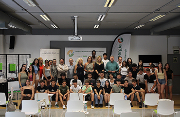 Alumnos, docentes, representantes institucionales y organizadores posan junto a la galardonada del I Premio Educativo Ciudadenergía #inteligenciaverde