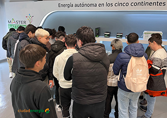 En el showroom, han observado los modelos de baterías y sus características técnicas