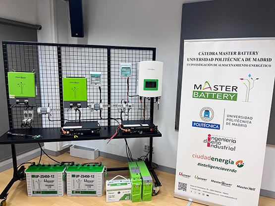 Baterías y equipos de almacenamiento de MASTER BATTERY para formación e investigación en la UPM