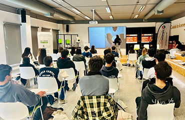 En el Aula Ágora, la ingeniera Gloria Pacios hace la presentación de Master Battery al alumnado del Díaz-Balaguer