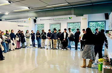 Explicación de los productos de almacenamiento en el showroom tecnológico