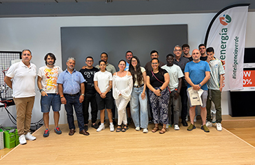 Los alumnos del certificado profesional ENAE0508 con el personal de Ciudadenergía