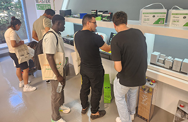 Recorrido por las instalaciones de Master Battery, visitando el showroom