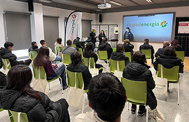 Estudiantes de la Escuela Profesional 1º EPA.L. Stavrúpolis en la sala Ágora