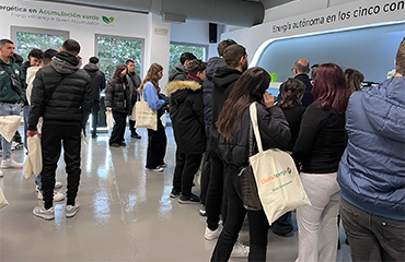 Estudiantes de la Escuela Profesional 1º EPA.L. Stavrúpolis en la sala Expoenergía