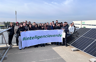 Estudiantes de la Escuela Profesional 1º EPA.L. Stavrúpolis en la instalación fotovoltaica de la cubierta de Master Battery