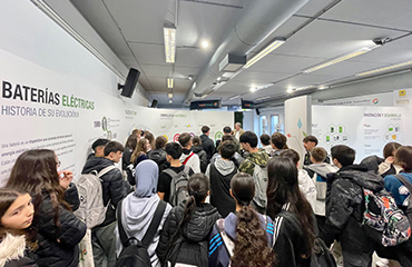 Más de un centenar de alumnos y alumnas de Tecnología de 3º de ESO del IES Manuela Malasaña recorren la sala de exposición de baterías de Master Battery