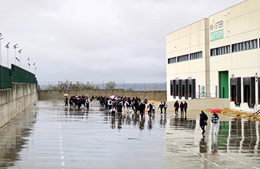 El alumnado del IES Manuela Malasaña recorre el área de Logística de Master Battery durante su visita a Ciudadenergía