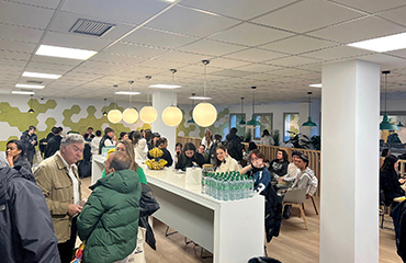 Momento de descanso del grupo en la zona de cafetería y restauración de Master Battery