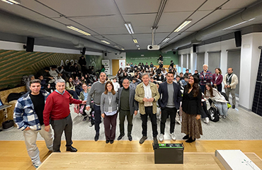 Selfie no muy bien organizado con parte del equipo de Ciudadenergía y Master Battery, el profesorado del IES Manuela Malasaña y los verdaderos protagonistas de la jornada: el alumnado de 3º de ESO