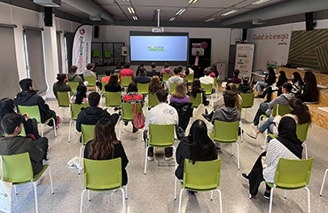 Los alumnos del Máster Universitario en Ingeniería de la Energía de la UPM 2024 en la sala Ágora con Miguel Ángel Manjón, CTO de Master Battery