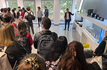 Alumnos del Máster Universitario en Ingeniería de la Energía de la UPM 2024 en la sala Expoenergía con Miguel Ángel Manjón, CTO de Master Battery