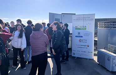 Los alumnos del Máster Universitario en Ingeniería de la Energía de la UPM 2024 en la instalación fotovoltaica de la cubierta de Master Battery