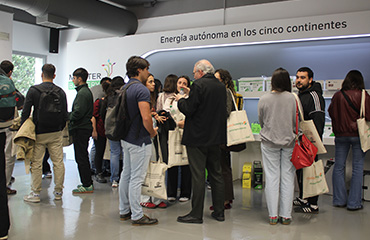 El alumnado del MUIE en el showroom de Master Battery