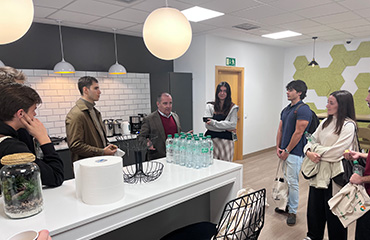 El CEO Juan Carlos Hernández conversó con el alumnado en la pausa del café