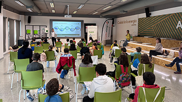 Estudiantes y docentes de 5º de Primaria del Colegio Público San Miguel Arcángel en la sala Ágora