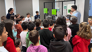 Estudiantes y docentes de 5º de Primaria del Colegio Público San Miguel Arcángel con Ramón Fontecha, técnico de Master Battery