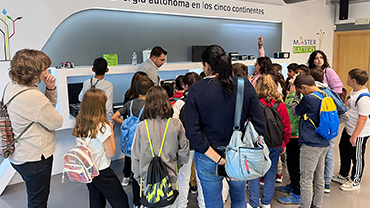 Estudiantes y docentes de 5º de Primaria del Colegio Público San Miguel Arcángel en la sala Expoenergía