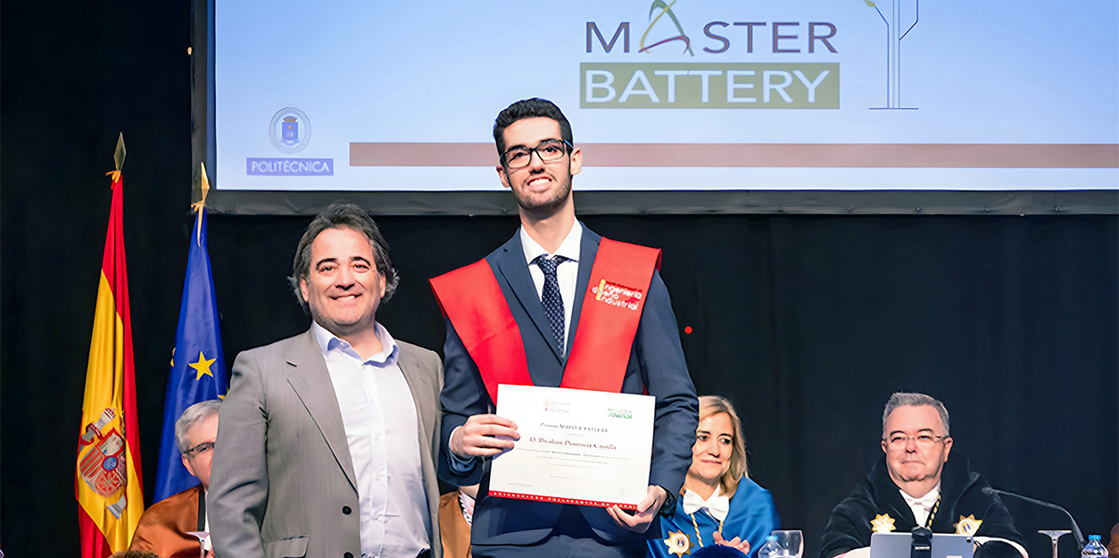Juan Carlos Hernández entregando a Ibrahim Plasencia el Premio Master Battery