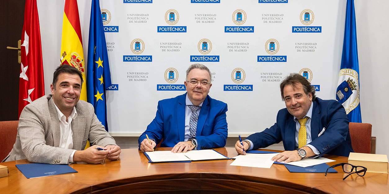 En el centro, el rector de la Universidad Politécnica de Madrid (UPM), Guillermo Cisneros. Juan Carlos Hernández y Héctor Plaza, CEOs de Master Battery